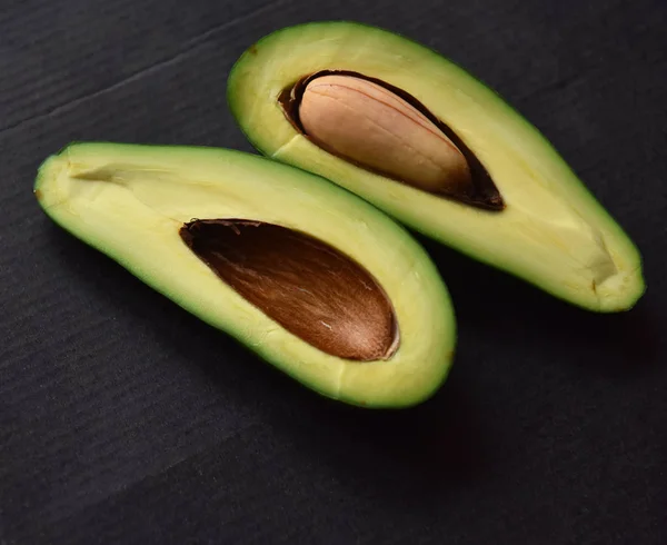 Grüne Avocado Geschnitten Mit Einem Knochen Innen — Stockfoto