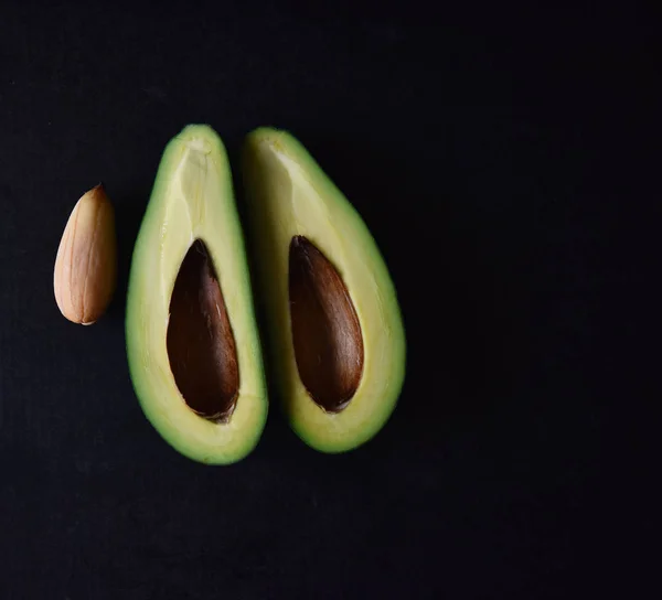 Grüne Avocado Geschnitten Mit Einem Knochen Innen — Stockfoto