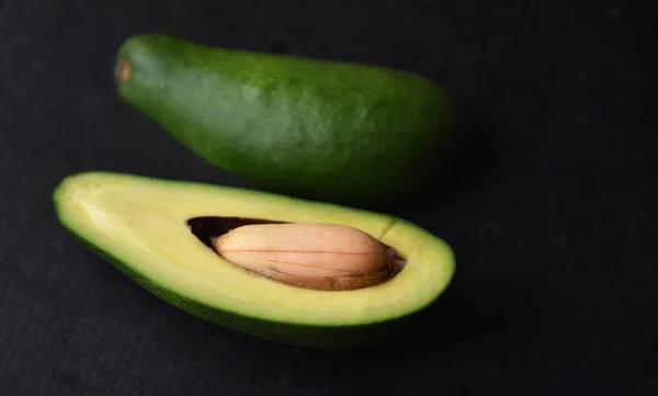 Grüne Avocado Geschnitten Mit Einem Knochen Innen — Stockfoto