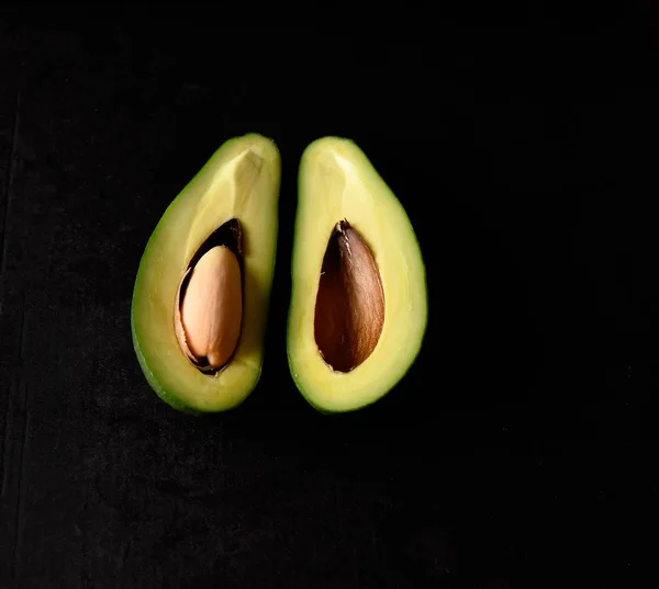 Grüne Avocado Geschnitten Mit Einem Knochen Innen — Stockfoto