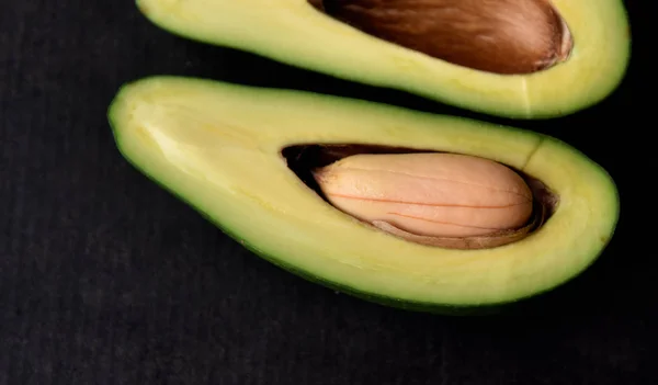 Grüne Avocado Geschnitten Mit Einem Knochen Innen — Stockfoto