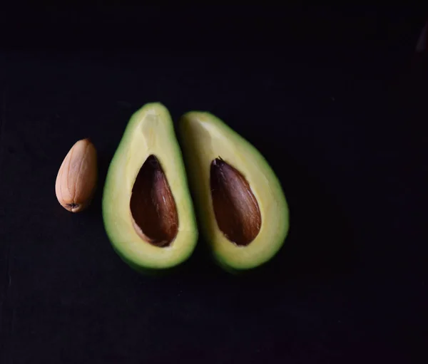 Grüne Avocado Geschnitten Mit Einem Knochen Innen — Stockfoto