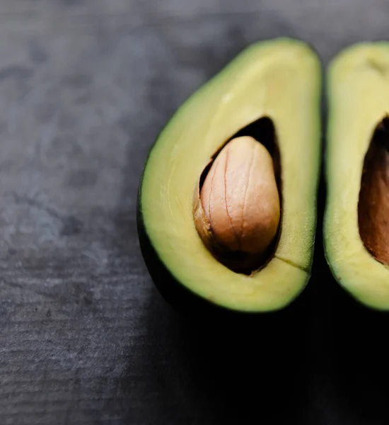 Grüne Avocado Geschnitten Mit Einem Knochen Innen — Stockfoto