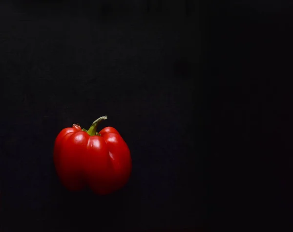 Половина Красного Перца Черном Фоне — стоковое фото