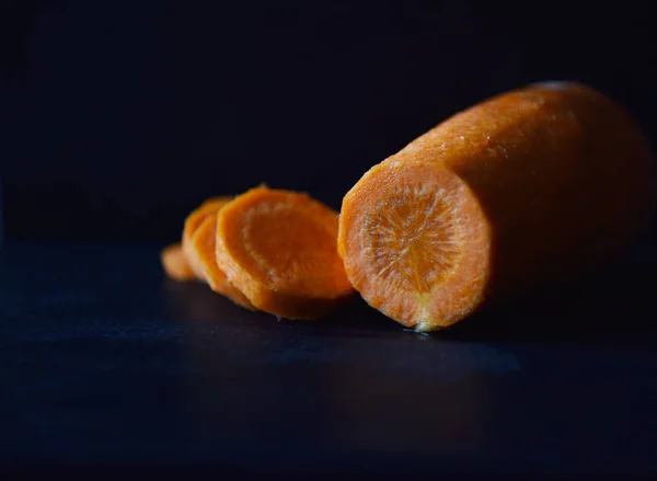 Zanahoria Naranja Madura Sobre Fondo Negro — Foto de Stock