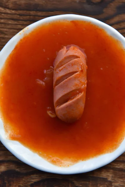 Gorące Kiełbaski Kawałkami Sosu Pomidorowego — Zdjęcie stockowe