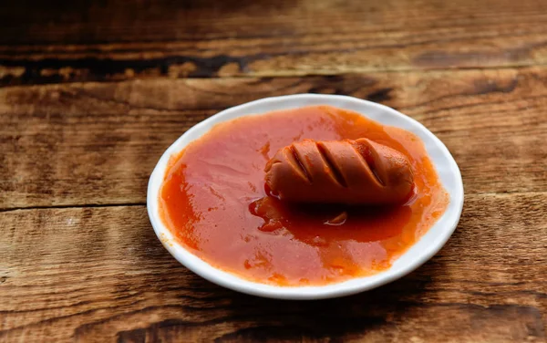 Gorące Kiełbaski Kawałkami Sosu Pomidorowego — Zdjęcie stockowe