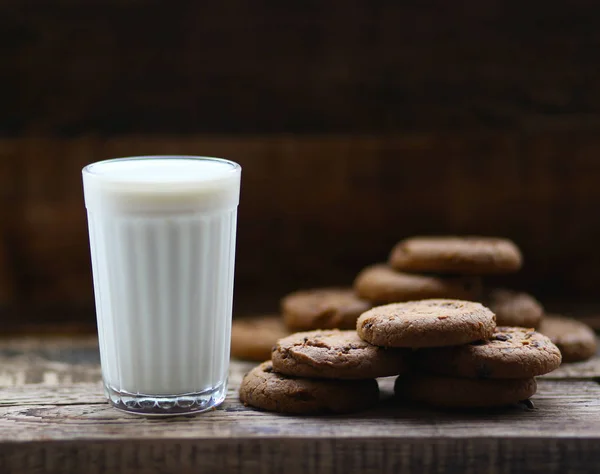 Glas Milchkekse Mit Schokoladenstücken Auf Dem Hintergrund Von Holzbrettern — Stockfoto