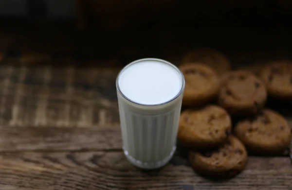 Verre Biscuits Lait Avec Des Pépites Chocolat Sur Fond Des — Photo