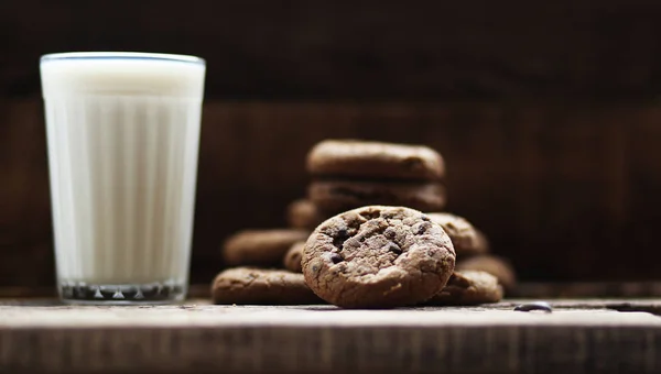 Glas Milchkekse Mit Schokoladenstücken Auf Dem Hintergrund Von Holzbrettern — Stockfoto