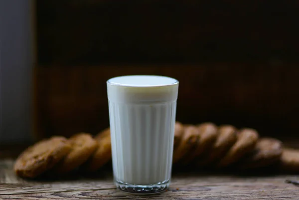 Glas Milchkekse Mit Schokoladenstücken Auf Dem Hintergrund Von Holzbrettern — Stockfoto