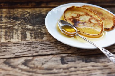 Ballı gözleme ve gümüş kaşık.