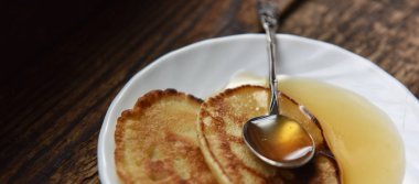 Ballı gözleme ve gümüş kaşık.