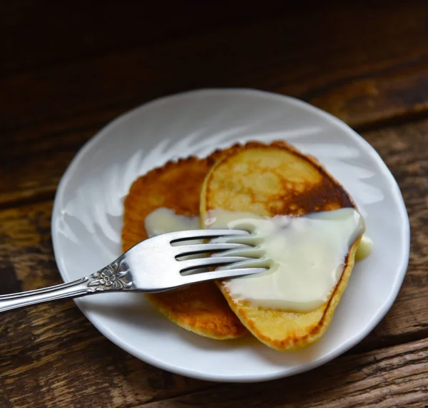 Panquecas Com Leite Condensado Uma Mesa Madeira — Fotografia de Stock