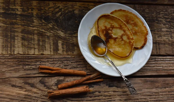 Panquecas Com Mel Uma Colher Prata — Fotografia de Stock