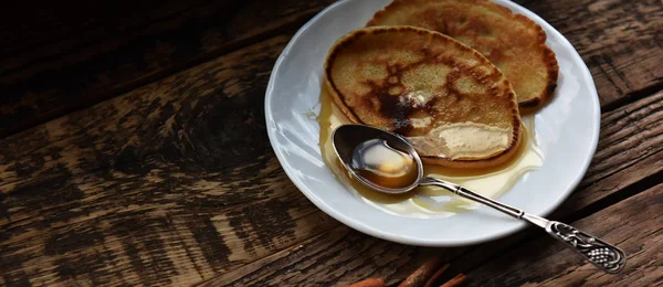 Panquecas Com Mel Uma Colher Prata — Fotografia de Stock