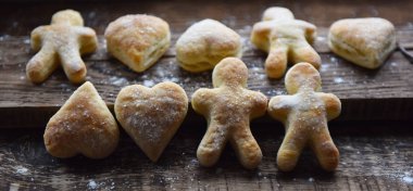 Kum serpiştirilmiş farklı şekillerde kurabiyeler.