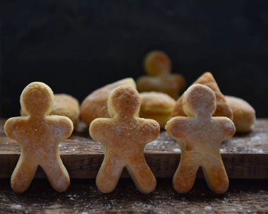 Kum serpiştirilmiş farklı şekillerde kurabiyeler.