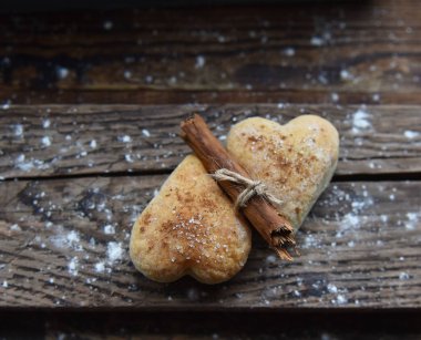 Kum serpiştirilmiş farklı şekillerde kurabiyeler.