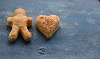 Kum serpiştirilmiş farklı şekillerde kurabiyeler.