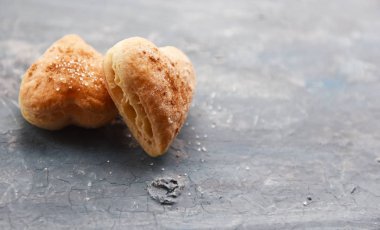 Kum serpiştirilmiş farklı şekillerde kurabiyeler.