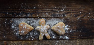 Kum serpiştirilmiş farklı şekillerde kurabiyeler.