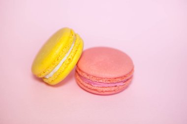 Ahududu ve sarı limon acıbadem kurabiyesi pembe bir arka plan üzerinde Fransız