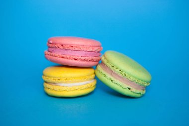 Bademli kurabiye bisküvi mavi arka plan, sarı, pembe ve yeşil renkler