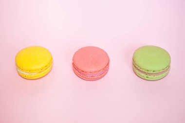Güzel macaroons pastel pembe arka plan - ahududu, üzerine nane ve limon kek