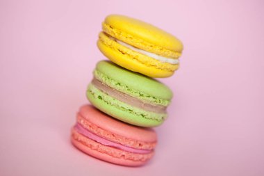 Acıbadem kurabiyesi bisküvi pastel pembe bir arka plan üzerinde Fransız