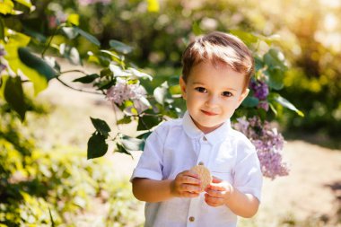 Sevimli küçük çocuk güneş, güzel çocuk ile yaz aylarında