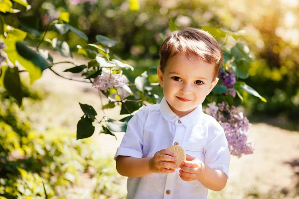 Sevimli küçük çocuk güneş, güzel çocuk ile yaz aylarında