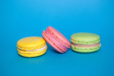 Mavi arka plan, tatlı gıda üzerinde Fransız acıbadem kurabiyesi bisküvi