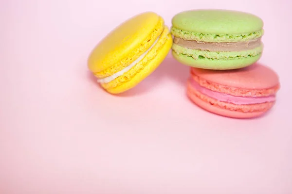 Biscuits Macarons Colorés Sur Fond Rose Pastel Avec Espace Copie — Photo