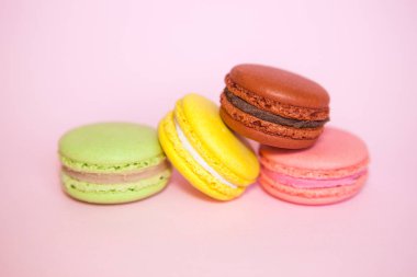 Acıbadem kurabiyesi bisküvi pastel pembe arka plan, güzel tatlı gıda üzerinde