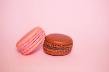 Ahududu pembe ve kahverengi Çikolata acıbadem kurabiyesi pembe bir arka plan üzerinde