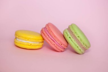 Pastel pembe arka plan, güzel renkler ile tatlı gıda üzerinde acıbadem kurabiyesi