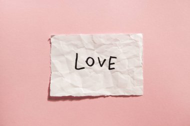 Aşk - pembe bir arka plan ile kağıt üzerinde metin