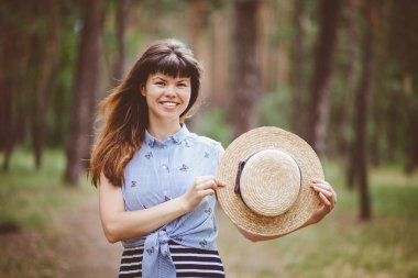 Güzel kadın gülümseme canotier şapkası ile yaz aylarında açık havada