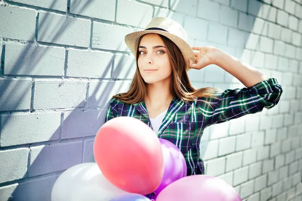 夏天快乐的女孩与五颜六色的气球和帽子微笑 — 图库照片