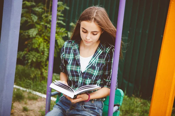 Красива Молода Жінка Довгим Волоссям Читає Книгу Відкритому Повітрі Влітку — стокове фото