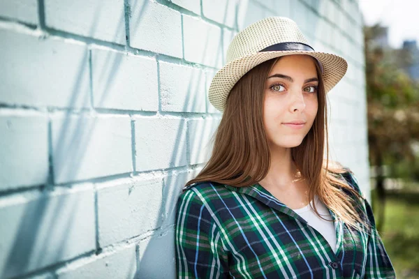 Tânără Femeie Pălărie Sprijină Perete Albastru — Fotografie, imagine de stoc