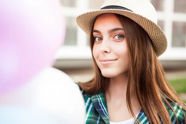 Chica Feliz Con Globos Sonrisa Cámara —  Fotos de Stock