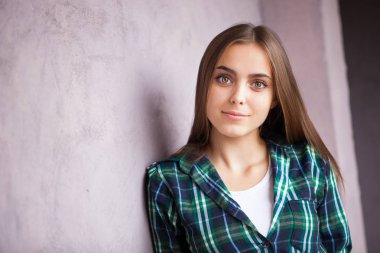 Pembe duvarının yakınında çilli güzel kız portresi