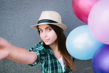 Renkli hava balonlu güzel kız olun selfie fotoğraf
