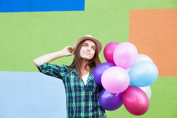 Ragazza Felice Con Lentiggini Con Palloncini Guardando Alto Vicino Muro — Foto Stock