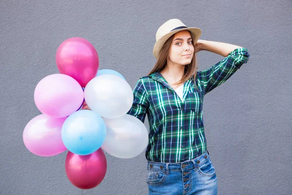 Belle Jeune Femme Avec Des Ballons Près Mur Gris — Photo