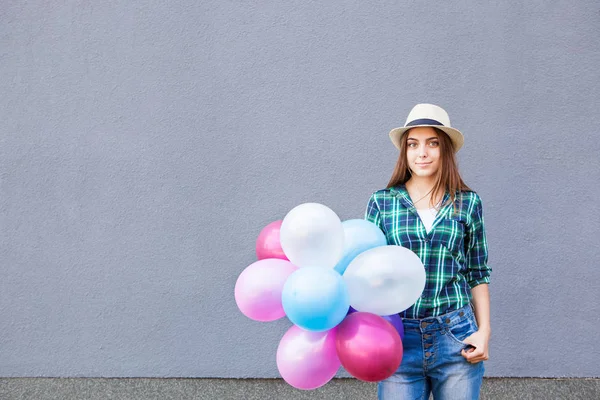 Donna Felice Con Palloncini Vicino Muro Con Spazio Copia — Foto Stock