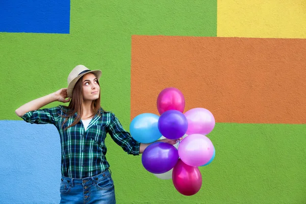 Όμορφο Κορίτσι Αερόστατα Στέκεται Κοντά Πολύχρωμα Τοίχο Αντίγραφο Χώρου — Φωτογραφία Αρχείου