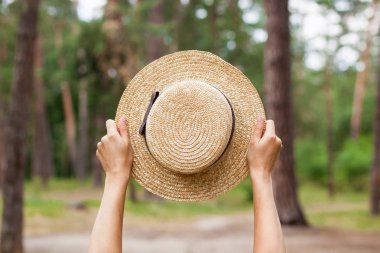 Kadının elleri yaz, Fransız tarzı canotier hasır şapkalı